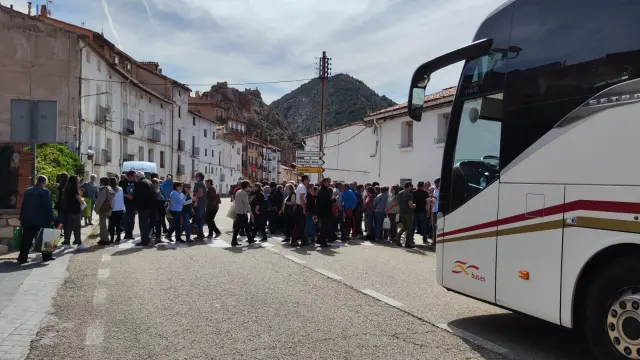 Los manifestantes cruzaron el paso de cebra ante el autobús.