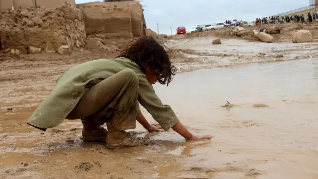 Baghlan (Afghanistan), 11/05/2024.- A young girl plays with mud following flash floods in Baghlan, Afghanistan, 11 May 2024. At least 300 people have died amid heavy floods in Baghlan province in northern Afghanistan, the United Nations Food Program (WFP) said on 11 May. The country is one of the world's most vulnerable to climate change and the least prepared to adapt, according to a report by the United Nations Office for the Coordination of Humanitarian Affairs (OCHA). Much of the country's international aid and funding were frozen after the Taliban seized power in August 2021. (Inundaciones, Afganistán) EFE/EPA/SAMIULLAH POPAL
