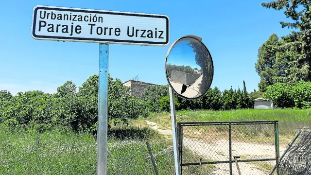 Cartel que indica uno de los accesos a la urbanización Paraje Torre Urzaiz, en Movera.