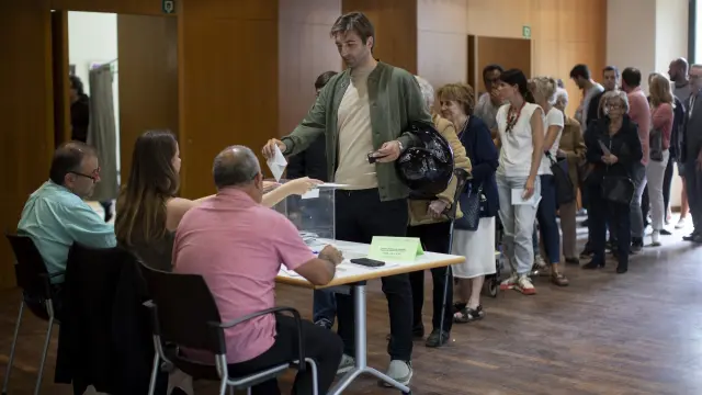 Votaciones en un colegio electoral de Barcelona.