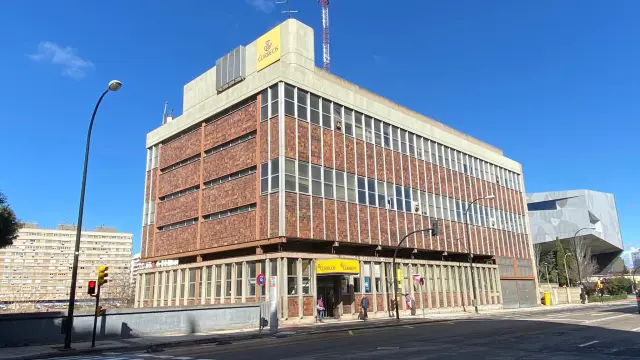 El edificio, en la rotundidad de su volumen, en la avenida Anselmo María Clavé.