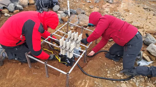 El equipo de la Universidad Pública de Navarra, trabajando en la Antártida.