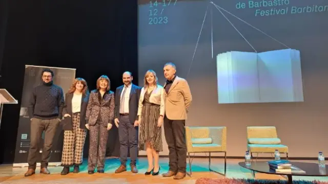 El alcalde y la concejal de Cultura con los presidentes del jurado y coordinadora de los premios en 2023.