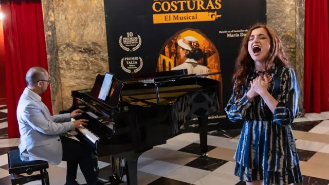 Alba Cuartero canta en el hall del Teatro Principal este martes 14 de mayo.