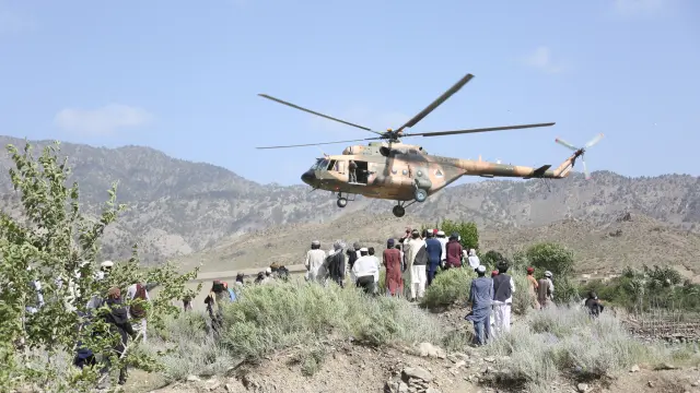 Un helicóptero con suministros de ayuda llega a la provincia de Paktika, Afganistán, el 23 de junio de 2022.