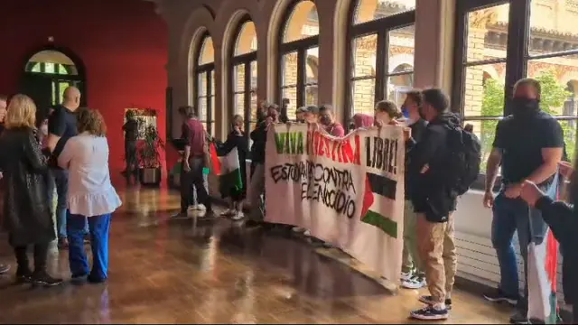 Un grupo de jóvenes han irrumpido en el Paraninfo de Zaragoza para criticar el "genocidio" de Israel en Gaza.
