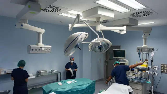 Personal sanitario prepara un quirófano para una operación en el hospital Quirón Salud de Zaragoza.