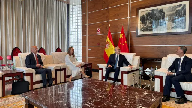 Reunión de Natalia Chueca y Jorge Azcón con el embajador chino, Yao Jing.
