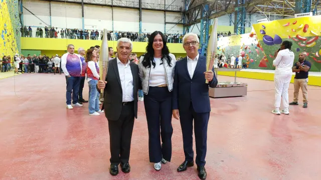 La alcaldesa de Huesca, con las autoridades francesas en el polideportivo de Tarbes.