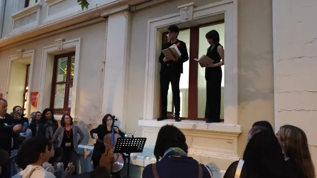 Dos jóvenes actores, acompañados de un violonchelo, recitan poemas y piezas de teatro.
