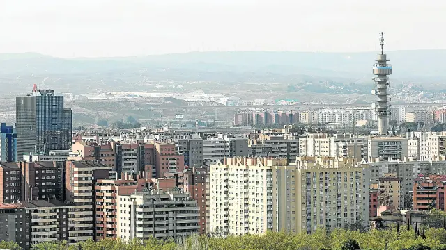 Vista panorámica de Zaragoza, donde hay más de 15.700 viviendas vacías, según el INE.