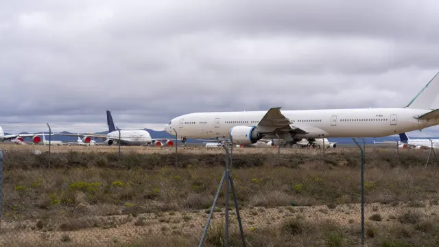 Campa de estacionamiento de aviones de larga estancia en el aeropuerto de Teruel.