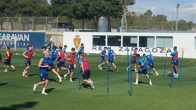 Los jugadores del Real Zaragoza, sin Maikel Mesa en el grupo, esta mañana de miércoles en la Ciudad Deportiva.