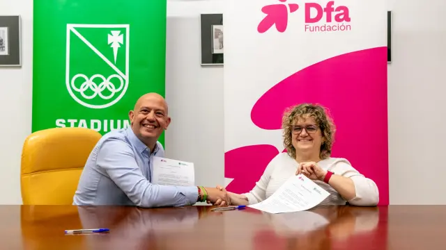 Jorge Sánchez, presidente de Stadium Casablanca, y Marta Valencia, presidenta de Fundación Dfa, en la firma del convenio. F. Dfa