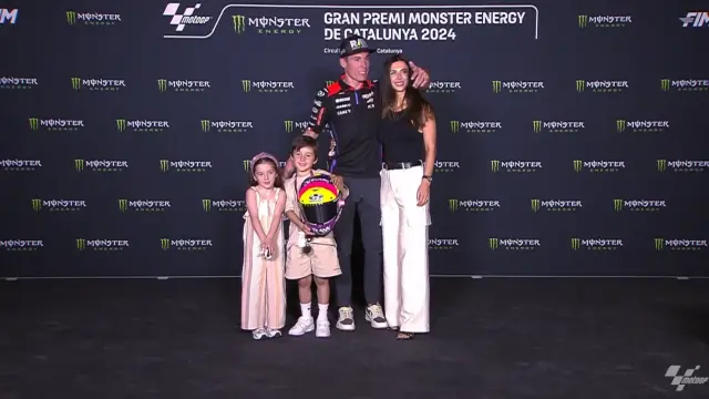 El piloto Aleix Espargaró junto a su mujer e hijos tras anunciar su retirada de Moto GP.
