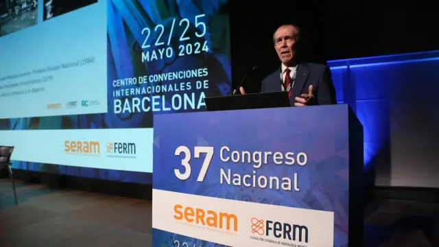 El doctor Luis Humberto Ros, durante su discurso en la entrega de la Medalla de Oro de la Seram en Barcelona, este viernes.