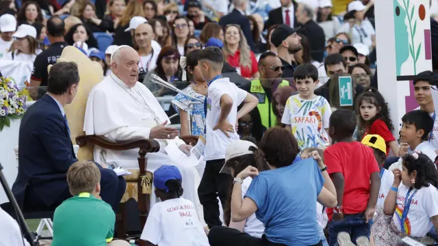 El Papa conversa con varios niños durante el encuentro celebrado en la plaza de San Pedro del Vaticano, en Roma. ITALY WORLD CHILDREN DAY
