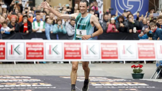 El atleta catalán Kilian Jornet, estuvo a la altura de su leyenda este domingo y se adjudicó, por delante de los corredores africanos y del polaco Bartlomiej Przedwojewski, la edición 23 de la maratón de montaña Zegama-Aizkorri, rozando el récord establecido por el mismo hace dos años.