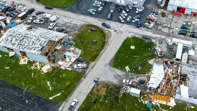 Foto de archivo de daños tras un tornado en EE.UU.