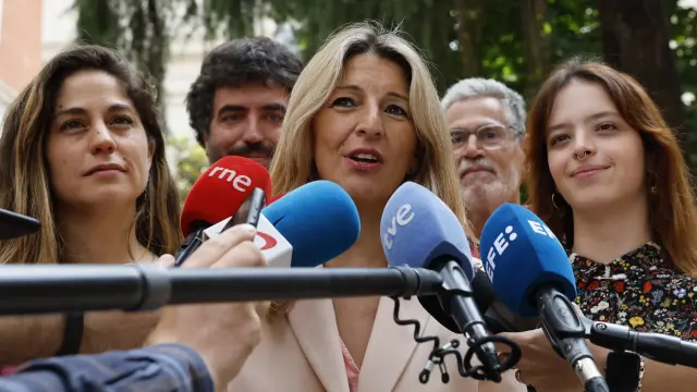 La líder de Sumar y vicepresidenta segunda del Gobierno, Yolanda Díaz, atiende a los medios tras votar en las elecciones al Parlamento Europeo en un colegio electoral de Madrid