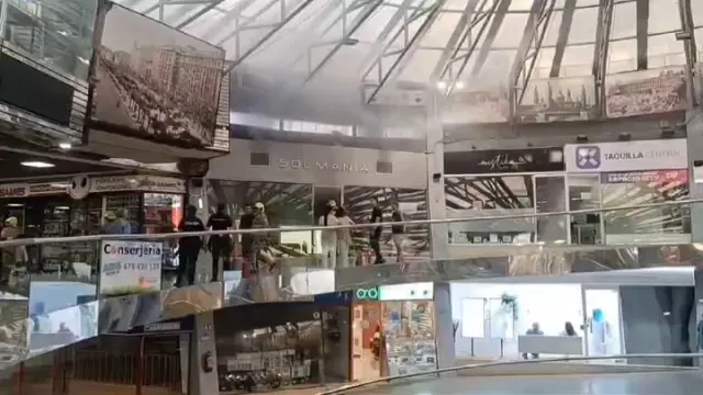 El centro comercial Independencia, más conocido como El Caracol, tuvo que ser desalojado este miércoles por la tarde por el intenso humo que se produjo al arder una cama de bronceado de un negocio.