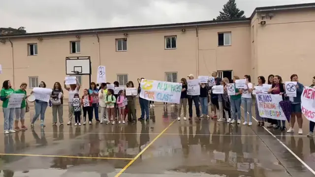 Decenas de alumnos, familiares y docentes se han concentrado este jueves en el colegio Juan XXIII de Huesca para expresar su rechazo a la pérdida de cinco plazas para el 2024/2025