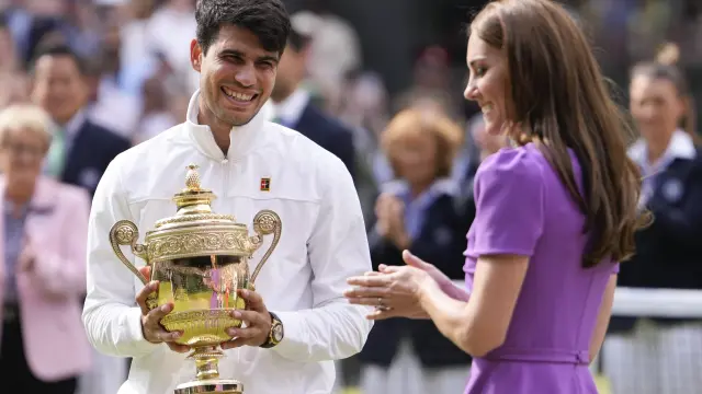 Final de Wimbledon 2024: Carlos Alcaraz - Novak Djokovic. El murciano conquista el torneo londinense y recige el trofeo de manos de la princesa Kate Middleton