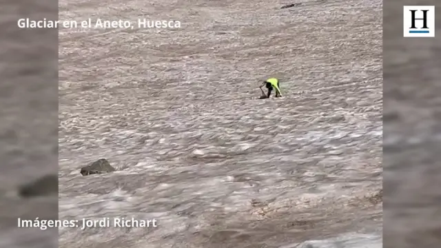 Imprudencia de un montañero bajando el glaciar del Aneto sin crampones ni casco y en pantalón corto