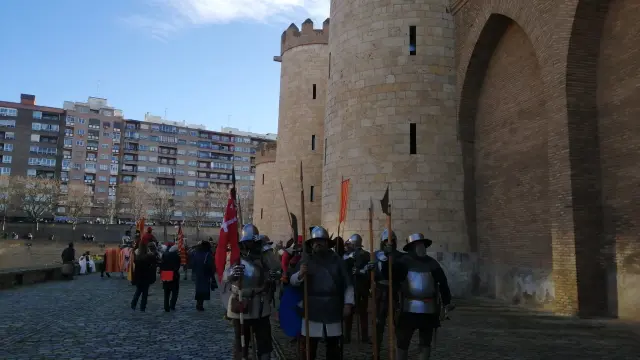 A las puertas del Palacio, espera a Fernando I el cortejo real.
