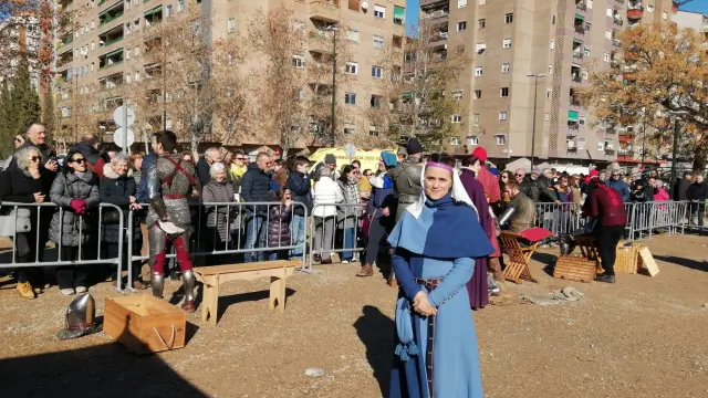 Ecole Chevaleresque, del sur de Francia, Montpellier. Emilie y diez recreacionistas franceses se ayudan a vestirse de época antes del combate, y explican sus vestimentas a decenas de visitantes que se interesan por sus armaduras y la evolución de las mismas.