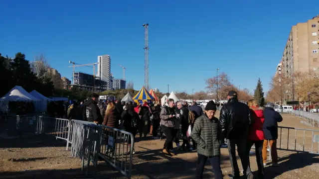 El campamento instalado ayer por la tarde, que se ha inaugurado sobre las 10.00, comienza a recibir visitantes.