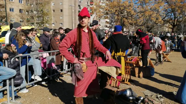 Eloy Orteu, de Monzón, confiesa ser "hermano del que hace de rey, Fernando I". Esta tarde participará en el cortejo real, que saldrá a las 17.00 de la Aljafería, para asistir a la Coronación en la catedral de la Seo. Ahora por la mañana se ha prestado a hacer de traductor y explicar la actividad del grupo de recreacionistas franceses que participan en el evento.