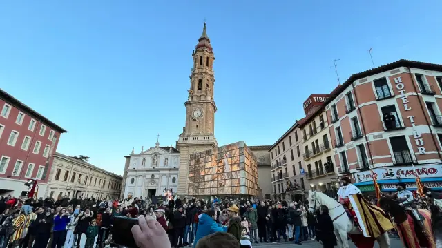 Llegada del cortejo real a la catedral de la Seo.