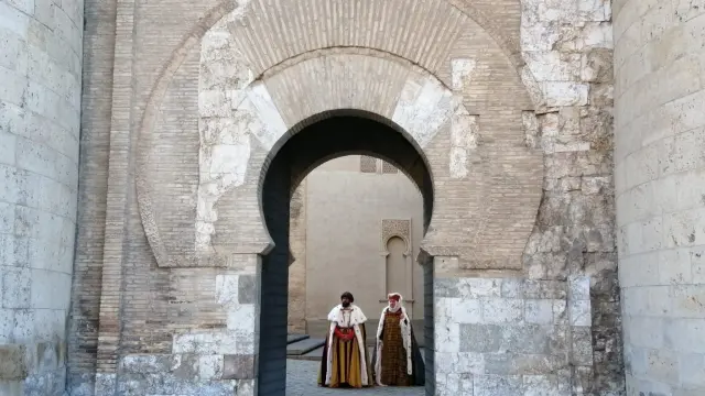 Los Reyes de Aragón abandonan la Aljafería