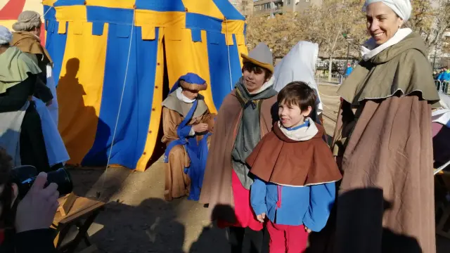 Sonia Brazo y sus hijos Mauro y Héctor, de 7 y 10 años, en el campamento de la asociación Jousting Iberia de Monzón, que desembarcaron ayer en el Parque de la Aljafería.