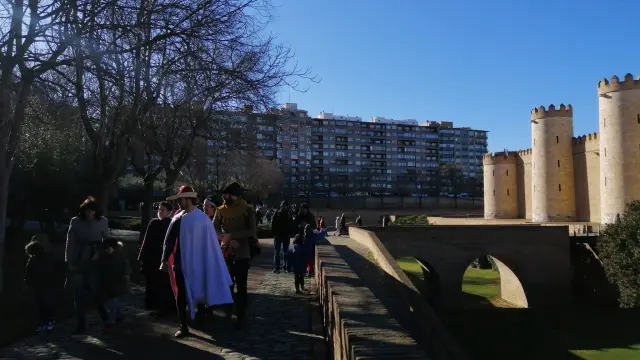Turistas y visitas guiadas por los alrededores del Palacio ambientan el entorno de La Aljafería, donde se dejan ver algunos recreacionistas recorriendo sus alrededores.