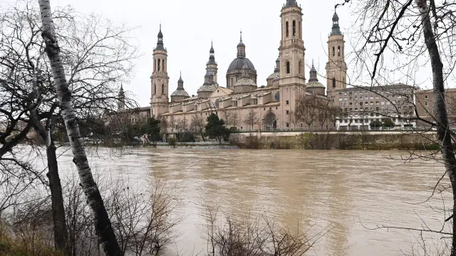 Crecida del río Ebro a su paso por la ciudad, a 13 de febrero de 2026, en Zaragoza, Aragón (España). La Confederación Hidrográfica del Ebro (CHE) ha informado de que las precipitaciones, junto con la fusión de la nieve de las cotas medias, ha dado lugar a nuevas crecidas en los ríos Ega, Arga, Irati, Aragón, Gállego, Alcanadre, Vero, Cinca y Ésera, además de en el Tirón y Najerilla. Debido a las crecidas, el río Ebro ya inunda las riberas de Zaragoza. 13 FEBRERO 2026 Ramón Comet / Europa Press 13/02/2026