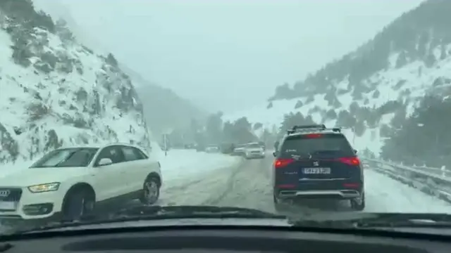 Coches bloqueados por la nieve en la N-330, en Candanchú.