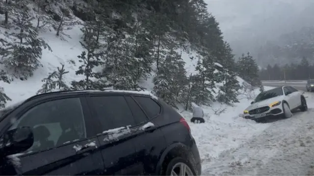 Coches parados y bloqueados por la nieve en la N-330, desde Canfranc a las estaciones de esquí.