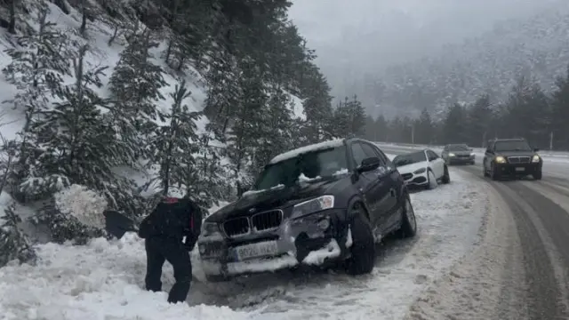 Coches parados y bloqueados por la nieve en la N-330, desde Canfranc a las estaciones de esquí.