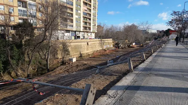 Vallas tiradas en la Ribera del Huerva, en el barrio de Las Fuentes.
