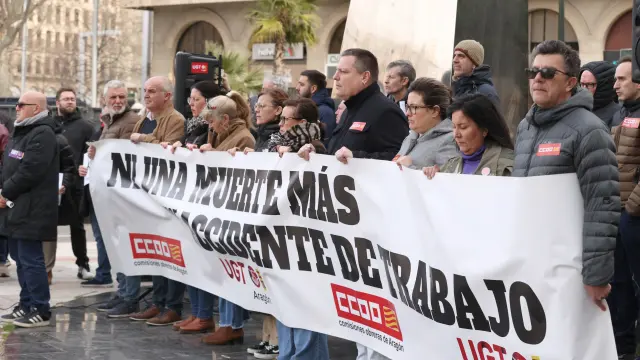 Concentración de CC. OO. y UGT tras los dos fallecidos en accidente laboral.