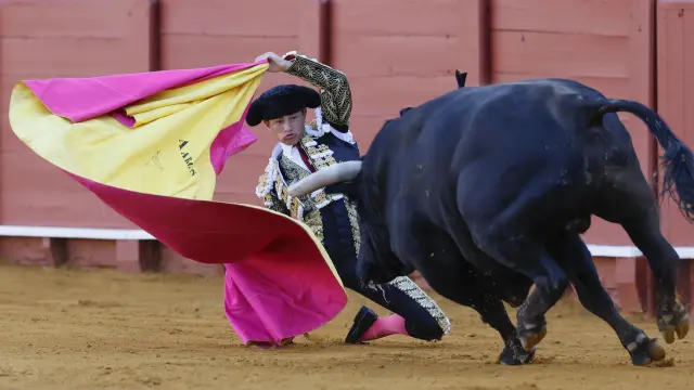 SEVILLA, 15/04/2026.- El diestro Aarón Palacios en la lidia de uno de sus astados durante el festejo de la Feria de Abril celebrado este miércoles en La Maestranza con reses de Santiago Domecq. EFE/ José Manuel Vidal 
