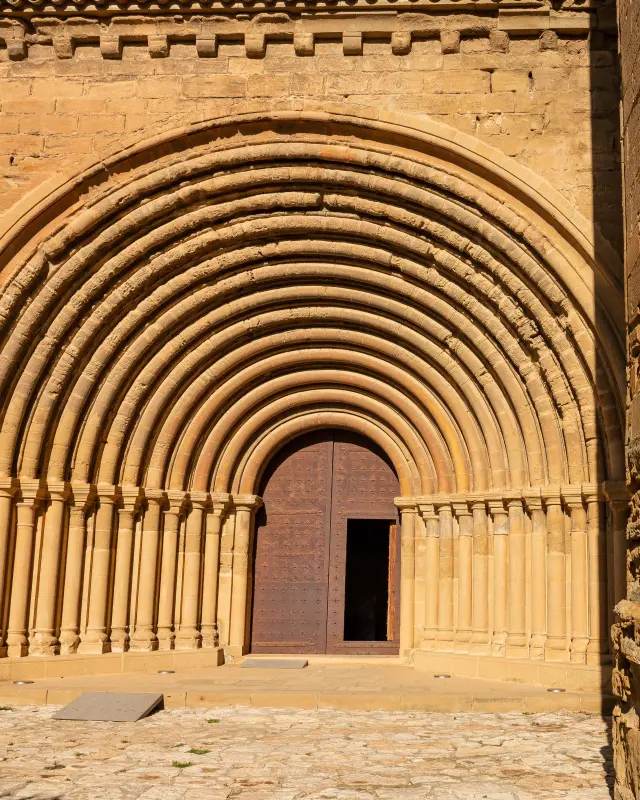 Portada de la iglesia de monasterio de Santa María de Sijena, un entorno que respira geología