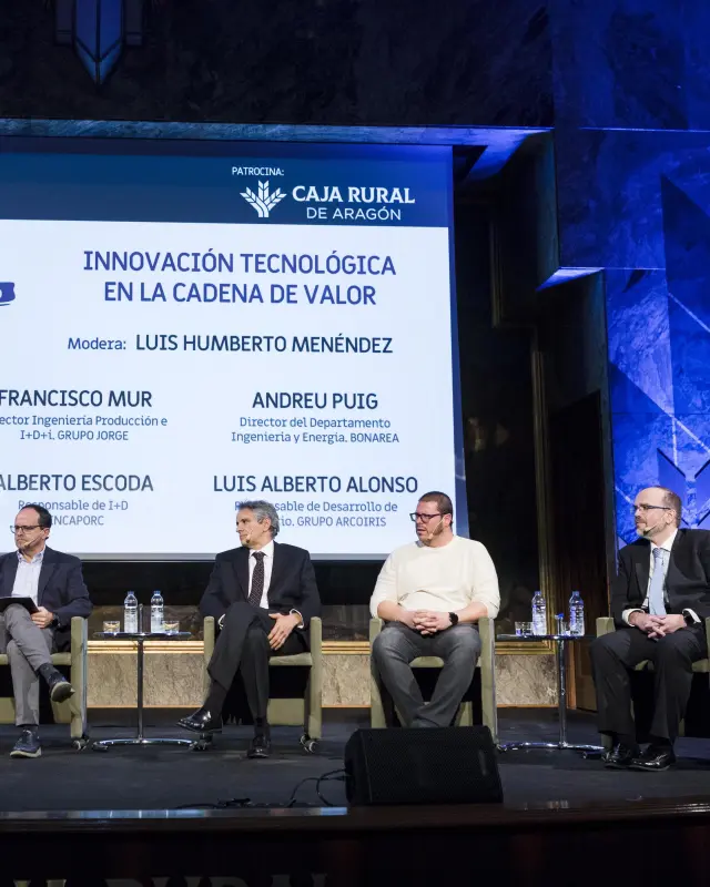 De izquierda a derecha, Luis Humberto Menéndez, Francisco Mur, Andreu Puig, Alberto Escoda y Luis Alberto Alonso, integrantes de la mesa redonda.