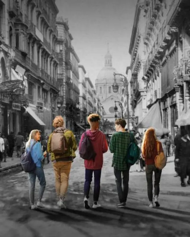 Recreacion en la que cinco alumnos actuales, uno de cada centro, caminan por la calle Alfonso de los años 50.