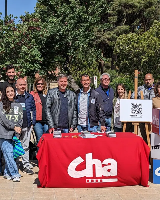 Los candidatos de CHA a la DGA y a la Alcaldía de Zaragoza, José Luis Soro y Chuaquín Bernal, en el centro, en la presentación de sus propuestas de juventud.