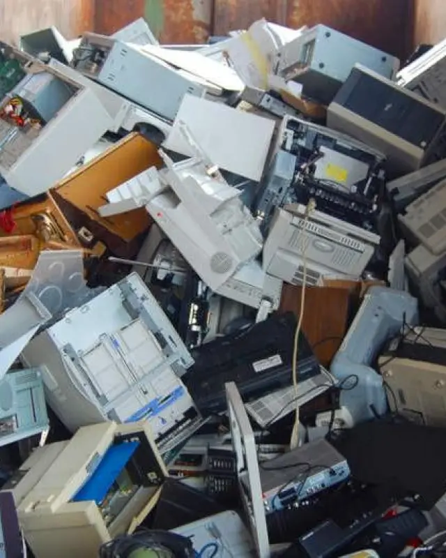 La gran mayoría de los desechos electrónicos del mundo no se gestionan de manera segura, lo que contamina el medioambiente y afecta a la salud humana de manera negativa.