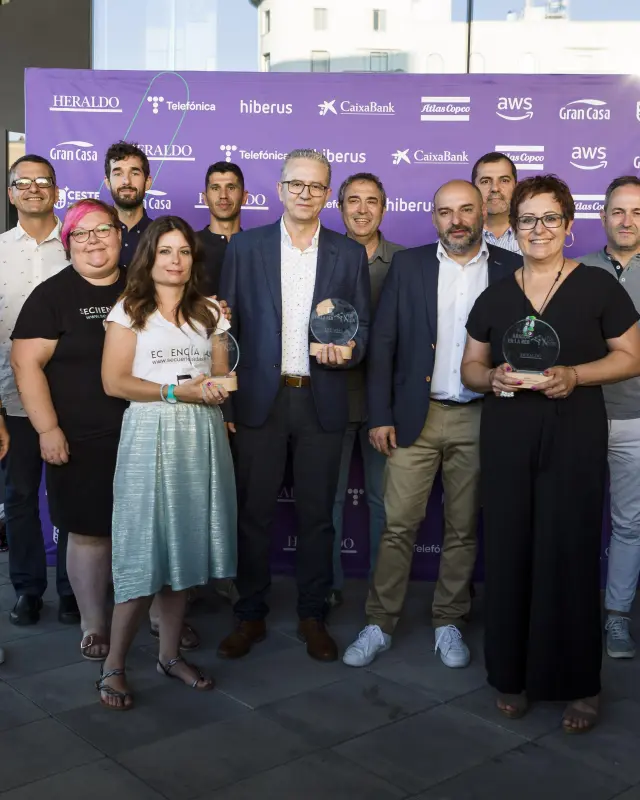 Los representantes de las cinco iniciativas ganadoras del reconocimiento a mejor proyecto digital posan con los galardones en la mano