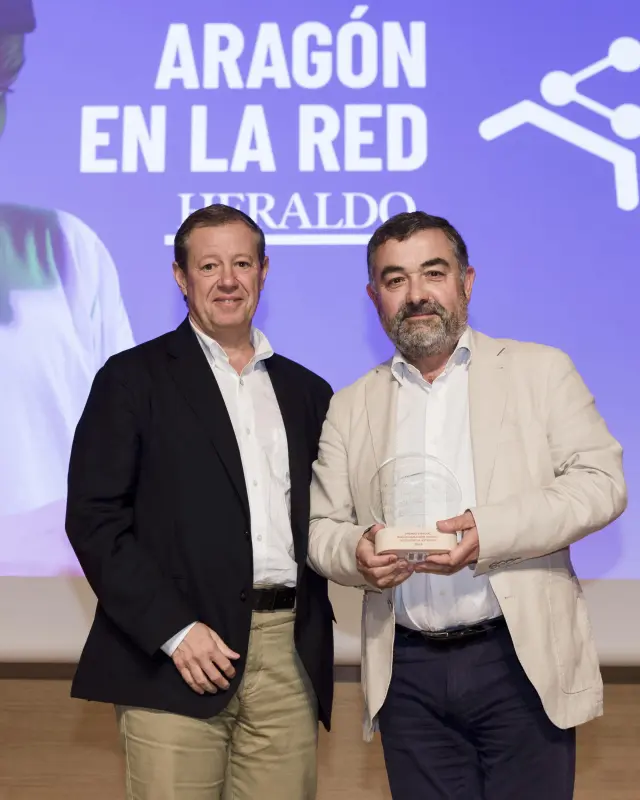 José Juste, director de Tecnología y Operaciones BSH recibe el premio de manos de Federico Tardón, director de Telefónica Aragón.